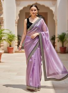 . Saree Sone Net de créateur avec broderie de paillettes et bordure en velours, accompagné d'un élégant haut en velours - Product Image 4