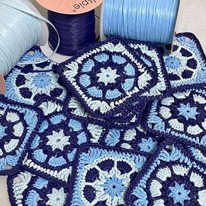 Hermosos Posavasos de Ganchillo con Diseño de Cuadrados Granny en Color Verde Azulado, Marrón y Blanco, Hechos a Mano, Resistentes a las Manchas, Decoración Boho para Mesa - Product Image 1