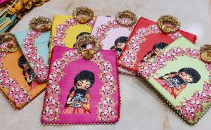 Sacs à main pour femmes en tissu Pichawai, design traditionnel ancien Radha Krishna, magnifique motif dessiné à la main, cadeaux de retour pour mariage et fête - Product Image 4