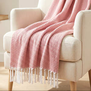 Manta Decorativa de Algodón con Diseño de Waffle Rojo para Sofás de Estilo Contemporáneo, con Superficie Texturizada y Flecos - Product Image 4