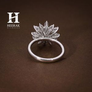 Bague de fiançailles de luxe en or blanc 14 carats avec diamants de laboratoire floraux effet soleil, sertie de diamants marquise et ronds brillants en grappe, pour mariage - Product Image 2