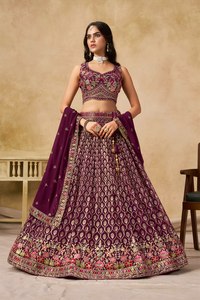 Robe de demoiselle d'honneur longue en georgette brodée violette à imprimé floral et travail doré, coupe trapèze, décolleté cœur, bretelles spaghetti - Product Image 2