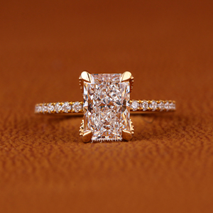 Bague de fiançailles et alliance de luxe en or massif 14 carats avec diamant de laboratoire taille radiant certifié IGI et pavé - Product Image 1