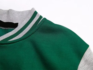 Veste universitaire en polaire vert forêt, gris chiné et blanc, style Letterman personnalisé, avec boutons-pression, pour équipes universitaires - Product Image 5