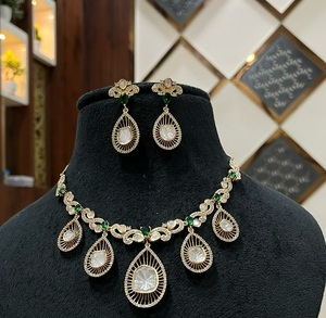 Parure Classique en Laiton Plaqué Or Antique avec Moissanite – Collier et Boucles d'Oreilles – Cadeau de Fiançailles, Mariage, Soirée – Pour Femme - Product Image 2