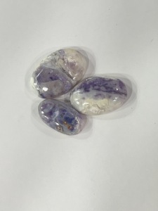 Lot de 10 cabochons en pierre Tiffany violette naturelle, 46g, vente en gros, fournisseur en vrac de pierres précieuses pour les acheteurs chinois - Product Image 4