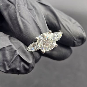 Anillo de tres piedras con diamante moissanita de corte cojín, plata 925 original, joyería fina para aniversario, regalo encantador para pareja - Product Image 1