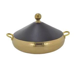 Elegante Cacerola Clásica Negra y Dorada con Acabado Martillado, Olla de Dos Tonos con Tapa de Cúpula, Vajilla Moderna Ecológica para Cenas y Bodas - Product Image 1