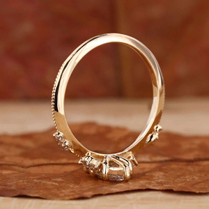 Anillo de compromiso con diamante cultivado en laboratorio, corte brillante redondo, solitario sobre banda lisa, oro amarillo de 14 quilates - Product Image 5