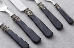 Ensemble de couverts élégants à manches noires avec un design orné argenté, compatibles lave-vaisselle, pour les mariages et les dîners. - Product Image 3