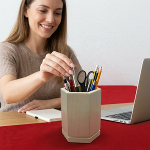 Porte-stylos hexagonal en bois écologique avec impression personnalisée, finition naturelle, organisateur de bureau par la collection artisanale - Product Image 1