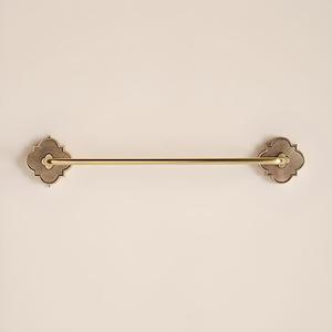 Porte-serviettes mural élégant en laiton doré, barre à serviettes haut de gamme pour salle de bain, idéal pour usage résidentiel et commercial - Product Image 4