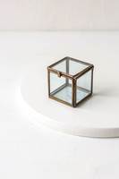 Boîte à bijoux en forme de cube doré avec panneaux en verre transparent, design minimaliste, cadre en métal poli, rangement à 1 niveau