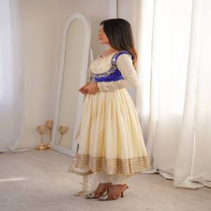 Conjunto Anarkali de Seda Chinon para Mujer VASTRA COTTAGE con Bordado de Lentejuelas, Koti de Seda Banglory y Pantalón Elástico, Ropa Étnica Festiva - Product Image 2