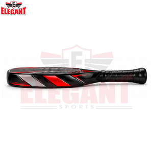 Palas de pádel negras y rojas para venta al por mayor, recién llegadas, con gráficos angulares de estilo carbono, superficie perforada y mango ergonómico. - Product Image 5