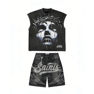Conjunto de Ropa de Verano de Dos Piezas para Hombre: Camiseta Oversize Informal Lisa Personalizada y Pantalones Cortos Vaqueros con Pedrería Desgastada - Product Image 1