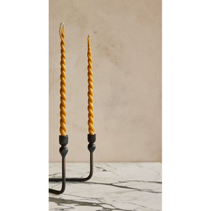 Candelabro triangular de metal bronce oscuro que sostiene tres velas cónicas de cera de abeja amarilla retorcida distintivas para una decoración elegante del hogar. - Product Image 6