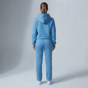 Conjunto Deportivo para Mujer con Diseño Frontal Estampado con Pedrería, Sudadera con Capucha Personalizada de Felpa de Alta Calidad de 450 GSM, Pantalones Deportivos con Cordón en la Cintura - Product Image 2