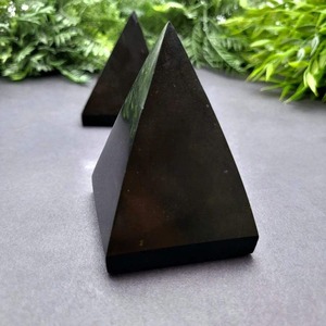 Pirámide de Shungita Negra Pulida de Alta Calidad, Piedra Natural Curativa, Piedra Energética, Pirámide de Cristal para Protección Contra EMF - Product Image 3