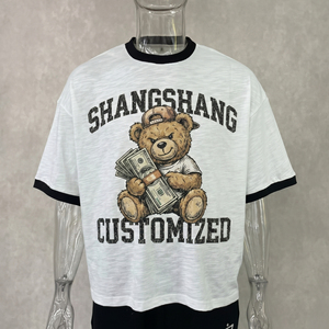 Camiseta blanca personalizada de manga corta para hombre con estampado de manos en oración y cruz, ribete en contraste, estilo urbano, tela jersey 100% - Product Image 2