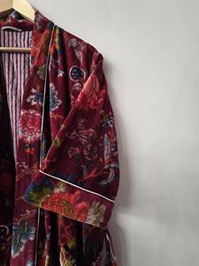 เสื้อคลุมกำมะหยี่สีแดงเข้มสำหรับผู้หญิงชุดกิโมโนผ้าพิมพ์ลายดอกไม้ระบายได้ดีเป็นมิตรกับสิ่งแวดล้อม - Product Image 4