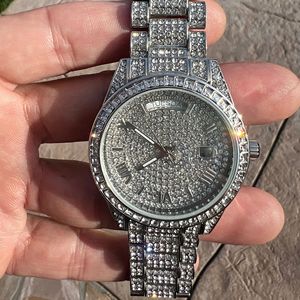 Reloj de Lujo con Acabado Plateado, Bisel con Diamantes Baguette y Esfera Completamente Pavé con Indicador de Día y Fecha, Reloj de Pulsera para Hombre - Product Image 2