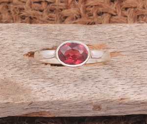 Anillo de Boda Clásico para Mujer, de Plata de Ley, con Engaste de Bisel, con Granate Rojo de Mozambique Genuino de Alta Calidad, Corte Brillante, Certificado - Product Image 3
