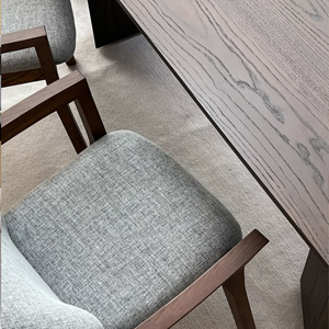 Juego de mesa de comedor rectangular de madera oscura con sillas tapizadas en tela gris para comedor - Product Image 3
