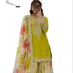 Shree Indian Exports presenta un vestido Anarkali/Salwar Kameez de tela de seda Chinon con bordados elaborados para usar en Eid y el mes de Ramadán. - Product Image 1
