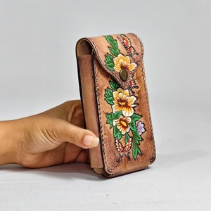 Étui de téléphone en cuir de vache véritable fait main de qualité supérieure, best-seller, style western, personnalisé avec des motifs floraux en relief - Product Image 3