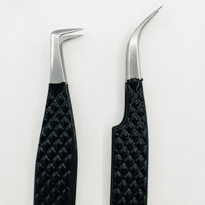 Pince à épiler professionnelle en acier inoxydable noir, pointes inclinées, poignées ergonomiques texturées pour un travail de précision, écologique, pour sourcils - Product Image 1