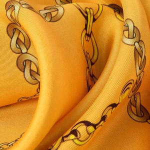 Écharpe en soie d'inspiration vintage pour femmes, écharpe carrée en soie à finition brillante pour femmes, écharpe hijab en soie douce au toucher pour femmes - Product Image 5