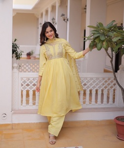 Conjunto de Salwar Kameez Étnico Indio con Dupatta para Cada Ocasión Festiva para Mujer, Corte Regular Elegante a Bajo Precio y Buena Calidad - Product Image 1