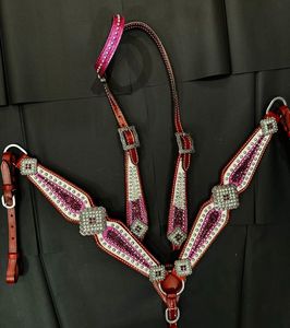 ชุดบังเหียนม้าหนังแท้สีน้ำตาลทำมือขายดีปี 2026 พร้อมสายรัดหัวแบบหูเดียว ประดับคริสตัลสีชมพู ตกแต่งด้วยหมุด แข็งแรง ทนทาน สวมใส่สบาย - Product Image 1