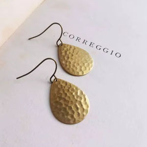 Pendientes ligeros de latón con diseño martillado hecho a mano, estilo boho nuevo. - Product Image 1