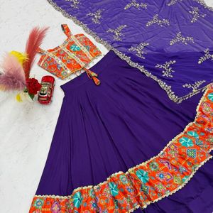 Lehenga Choli en coton premium pour Navratri avec un véritable travail de miroir, un chemisier en soie imprimée et un dupatta brodé de sequins et de fils épais. - Product Image 5