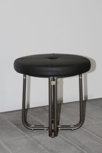 Taburete Moderno Compacto de Acero con Acabado Duradero y Diseño Minimalista - Product Image 2