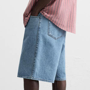Shorts en jean pour homme de haute qualité, coupe ample, denim délavé bleu moyen, avec poches - Product Image 3