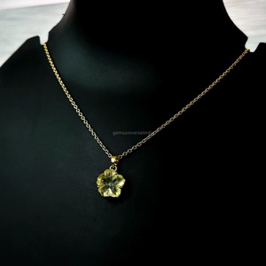 Colgante de cuarzo limón natural con forma de flor, colgante de cristal tallado a mano, collar de piedras preciosas, joyería de moda para mujer, venta al por mayor. - Product Image 1