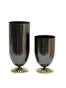 Juego de 2 Jarrones de Metal para Flores - Elegantes Jarrones Cilíndricos Negros con Bases Decorativas Doradas, Decoración Moderna para Mesa - Product Image 1