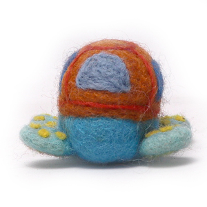 Juguete de tortuga azul hecho a mano con fieltro agujado, con caparazón naranja y patas amarillas, para decoración interior infantil. - Product Image 2