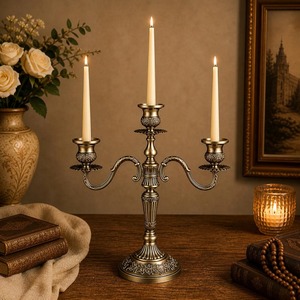 Elegante candelabro de latón de cinco brazos con diseño ornamentado para decoración del hogar al mejor precio - Product Image 2