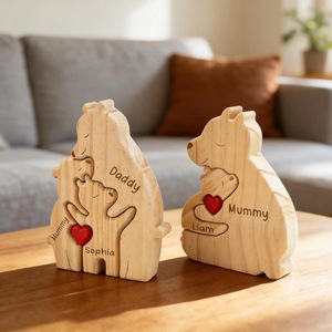 Figura de oso de madera personalizada con nombres, diseño de dibujos animados de mamá Liam con corazón rojo, decoración de pie para sala de estar - Product Image 2