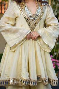 Ensemble prêt-à-porter en soie avec dentelle et broderies miroir, haut, bas et dupatta, entièrement cousu - Product Image 4