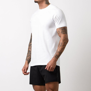 Shorts de sport pour homme respirants, à séchage rapide, écologiques, en polyester/coton, taille mi-haute, avec cordon de serrage, logo frontal et poches - Product Image 3