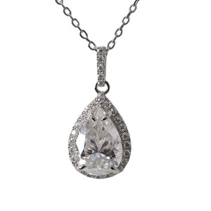 Collier pendentif solitaire en moissanite très demandé, aspect diamant, pour femme élégante, disponible à la vente - Product Image 2