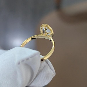 แหวนเพชรทรงรีดีไซน์ทันสมัยแบบมินิมอล ฝังเพชรแล็บโกรว์ ขอบทองคำขาว 14K รับรองโดย IGI ความใส VS+ แหวนเพชรสำหรับผู้หญิง - Product Image 4