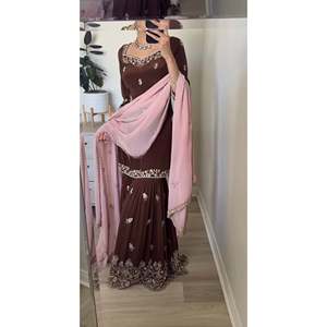 Magnifique ensemble haut-bas et dupatta de soirée coupe trapèze en mousseline, brodé, à imprimé floral, taille naturelle, avec travail de sequins - Product Image 2