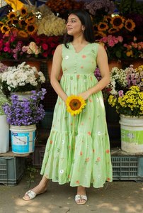 ผ้าปักลายดอกไม้หลากสีสวยงาม เนื้อผ้านุ่มสบาย ระบายอากาศได้ดี ชุดเดรสยาวคอเสื้อแบบพิเศษ - Product Image 3