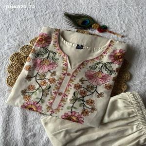 Ensemble coordonné Kurti-Pantalon en coton Khadi avec broderie et travail de sequins, design Evergreen, pour tenue occasionnelle, fabricant de mode féminine - Product Image 1